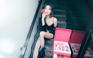 李斯羽不对称裙甜酷写真图片_5