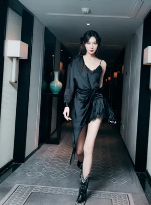 李斯羽不对称裙甜酷写真图片_6