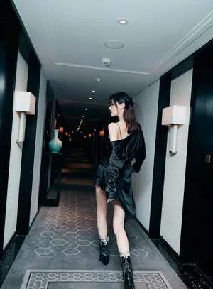 李斯羽不对称裙甜酷写真图片_7