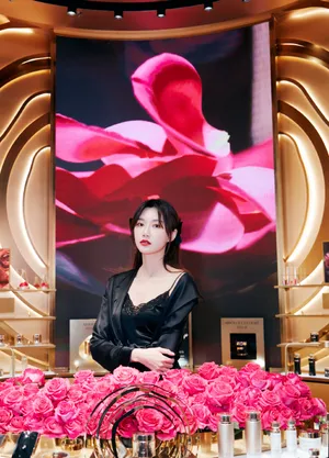 李斯羽不对称裙甜酷写真图片_9