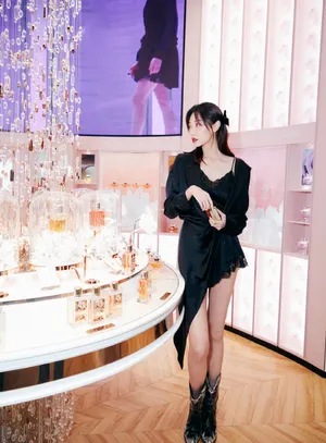 李斯羽不对称裙甜酷写真图片_10