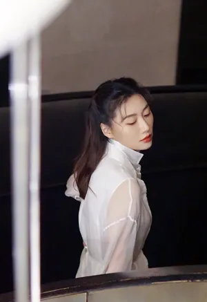李斯羽精致白裙性感写真图片