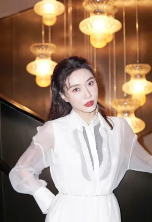 李斯羽精致白裙性感写真图片_3