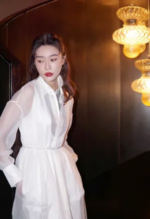 李斯羽精致白裙性感写真图片_4