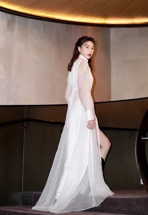 李斯羽精致白裙性感写真图片_5