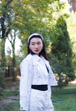 李斯羽黑白套装秋日写真图片_4