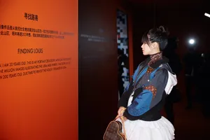 李蔓瑄夹克短裙摩登写真图片