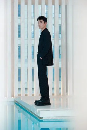 朱一龙棋盘格西服简约帅气写真图片
