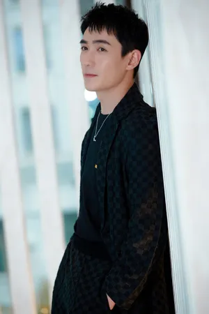 朱一龙棋盘格西服简约帅气写真图片