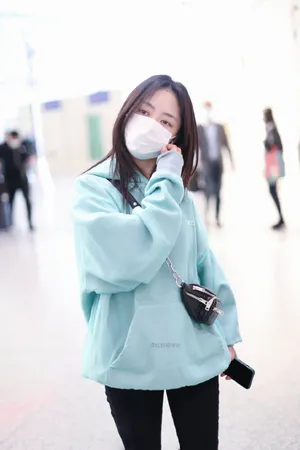 谭松韵近期三套机场私服照图片