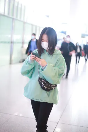 谭松韵近期三套机场私服照图片