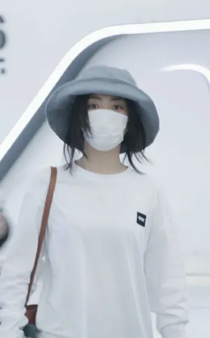 谭松韵近期三套机场私服照图片_2