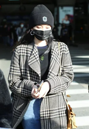 刘令姿格纹外套时髦美艳机场照图片_3