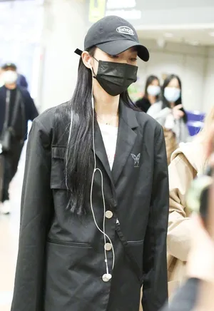 曾可妮黑色西服潮酷帅气机场照图片_1