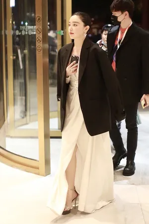 阚清子梳油头成熟知性美照图片