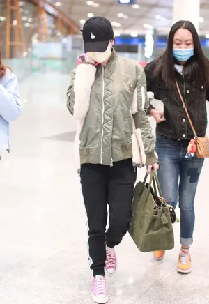 宋佳休闲夹克简约帅气机场照图片_2