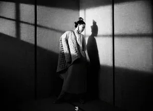 殷桃胶片风黑白写真图片_2