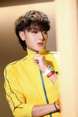 黄子韬黄色运动服休闲帅气图片