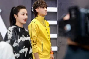 黄子韬黄色运动服休闲帅气图片_6