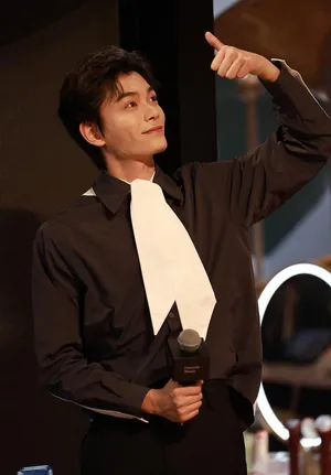 丁禹兮黑衬衫帅气可爱现场照图片_3