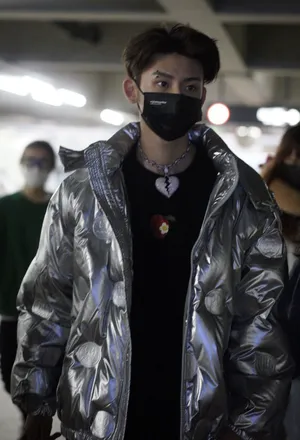 王琳凯羽绒服潮流帅气机场照图片_5