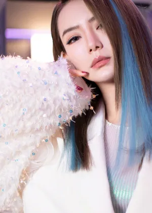 戚薇冰水蓝挑染发色时尚写真图片