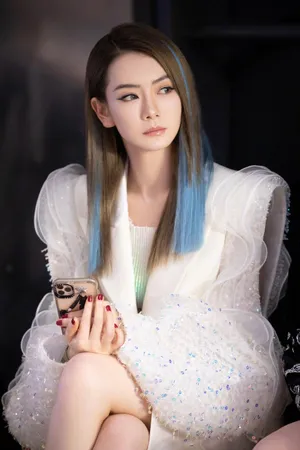 戚薇冰水蓝挑染发色时尚写真图片_8