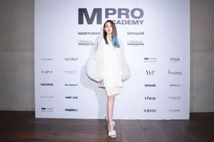 戚薇冰水蓝挑染发色时尚写真图片_11