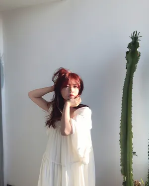 赖美云红发白裙慵懒私服照图片