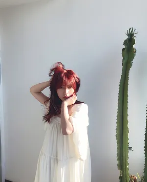赖美云红发白裙慵懒私服照图片