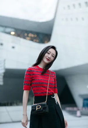王鸥条纹衫时尚写真图片