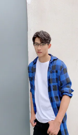 李子峰格子衬衣随性街拍照图片