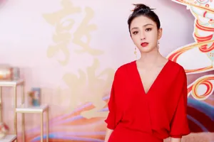 佟丽娅眉笔盘发明艳红裙写真图片