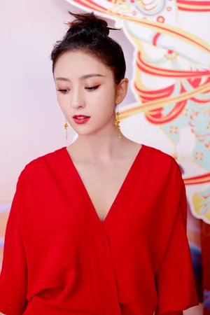 佟丽娅眉笔盘发明艳红裙写真图片_2