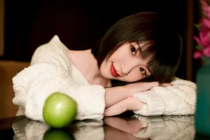 毛晓彤米色毛衣温婉写真图片_1