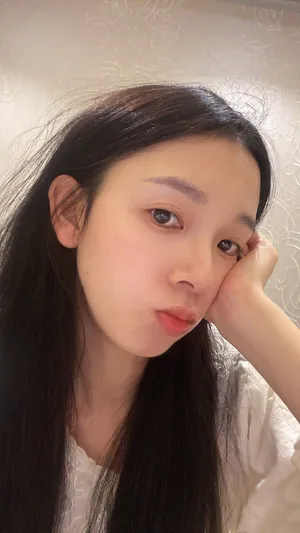 陈瑶深夜素颜自拍照图片_1