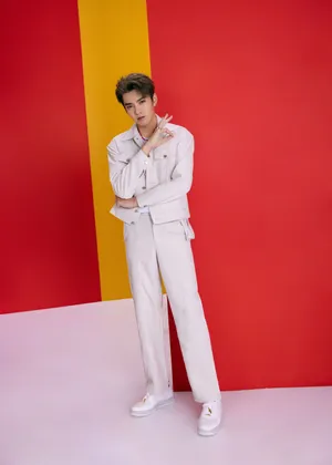 吴亦凡纯白套装型男写真图片