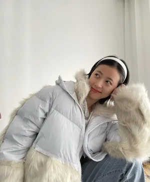 周雨彤慵懒私服居家逗狗照图片_2