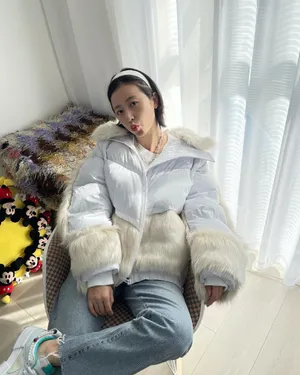周雨彤慵懒私服居家逗狗照图片_3