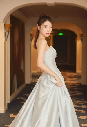 杜雨宸蓝灰礼服写真图片_5