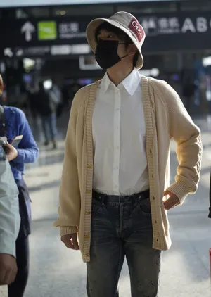 张新成针织外套清爽阳光机场照图片