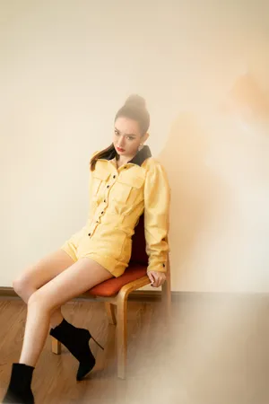 戚薇高马尾性感酷飒写真图片