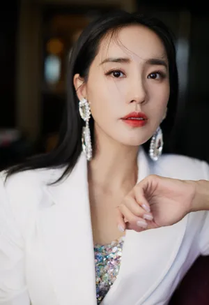 王智白色西装裙性感写真图片_4