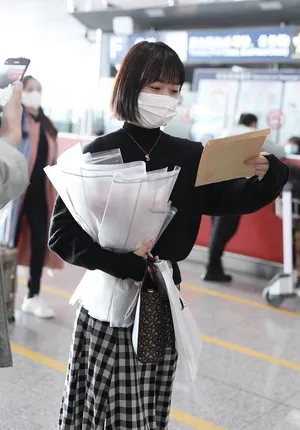 段奥娟短发格子裙乖巧可爱机场照图片