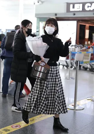 段奥娟短发格子裙乖巧可爱机场照图片_2