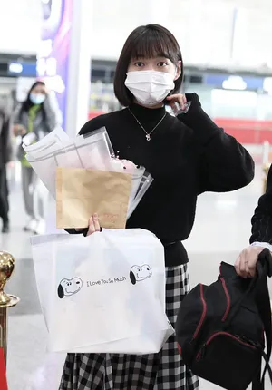 段奥娟短发格子裙乖巧可爱机场照图片_3