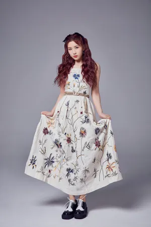 王一桥印花裙甜美写真图片_2