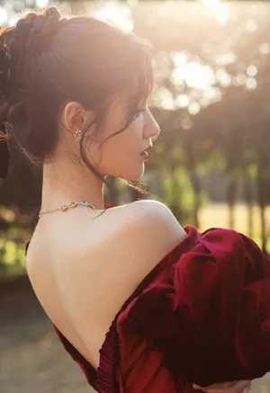 梁田露肩礼裙性感写真图片_3
