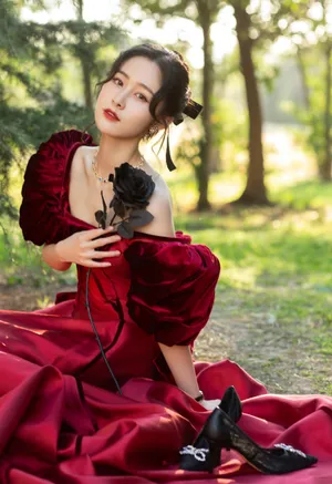 梁田露肩礼裙性感写真图片_12