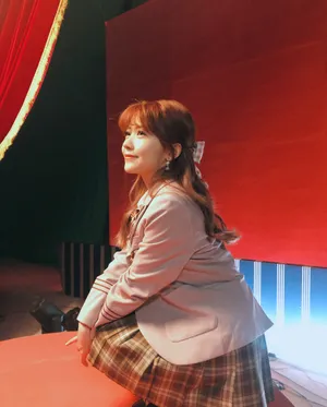 赖美云甜美学生制服照图片